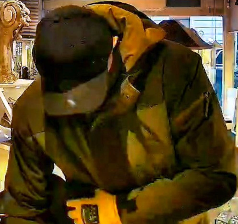 Bei Raubüberfall wurde der Mitarbeiter verletzt – und vermutlich auch der Täter.