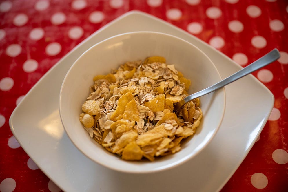 Ernährungsmythen im Check. Oft wird behauptet, dass man nur dann leistungsfähig in den Tag starten kann, wenn man vorher gefrühstückt hat. Vielen Menschen ist aber nicht gleich nach dem Aufstehen danach, zu frühstücken. Viele trinken lieber Kafi und essen später – und das ist okay. Wichtig ist, dass die Ernährung insgesamt ausgewogen ist. Nicht jeder braucht einen Zmorge, um morgens fit zu sein.