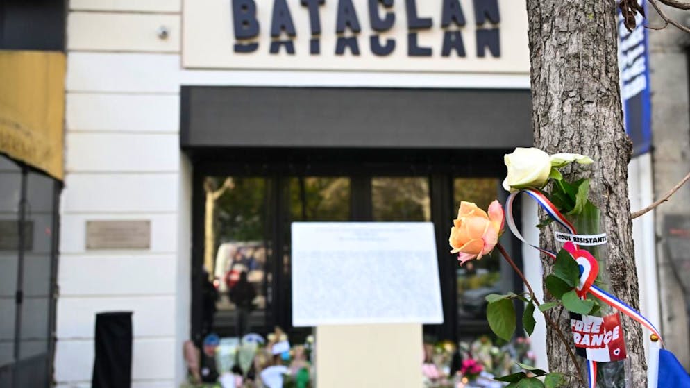 Blumen liegen vor dem Bataclan-Konzertsaal, während Paris den 10. Jahrestag der Terroranschläge begeht, bei denen 132 Menschen getötet und Hunderte verletzt wurden. Foto: Emma Da Silva/AP/dpa