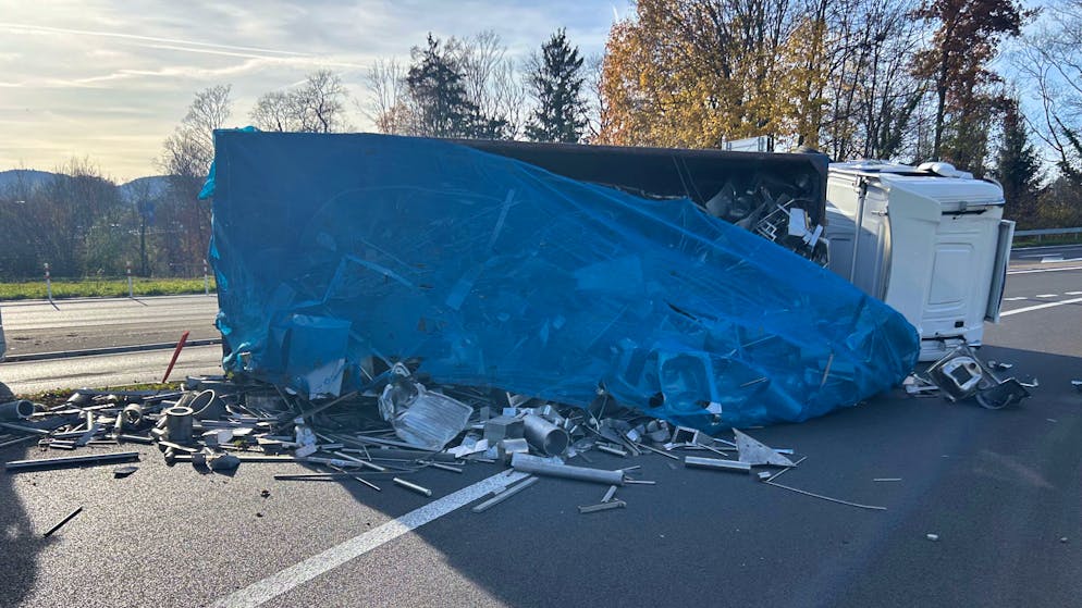 Die mit Altmetall beladene Mulde riss den Lastwagen um.