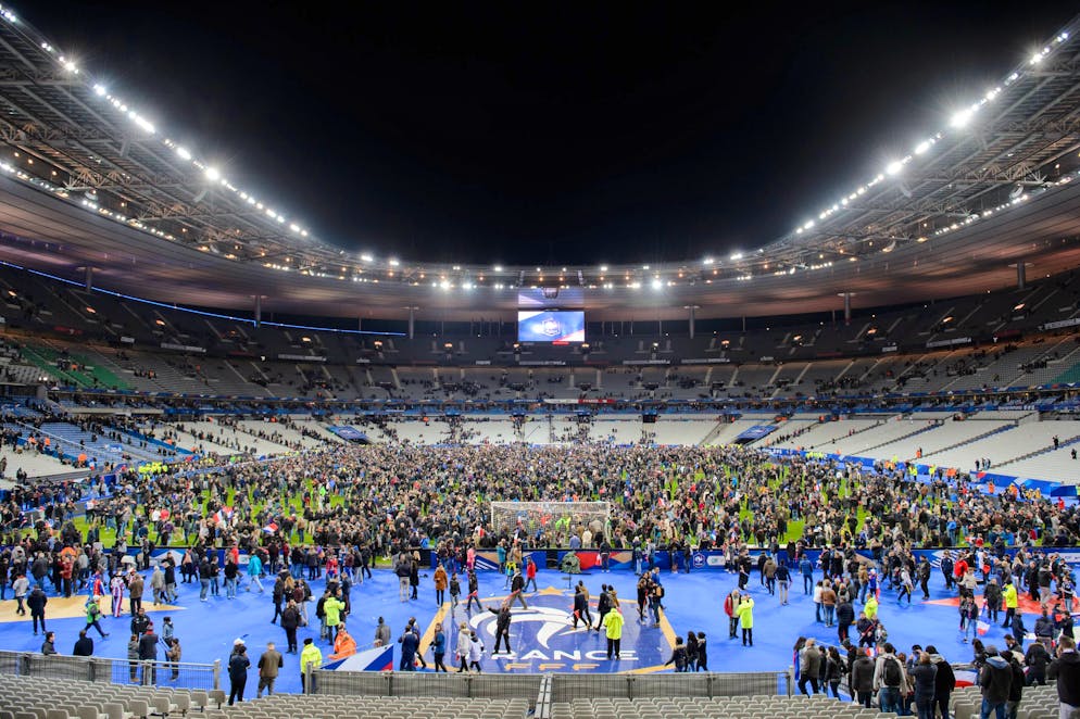 Nach dem Spiel stehen die Fans beider Mannschaften auf dem Rasen und dürfen das Stadion nicht verlassen.