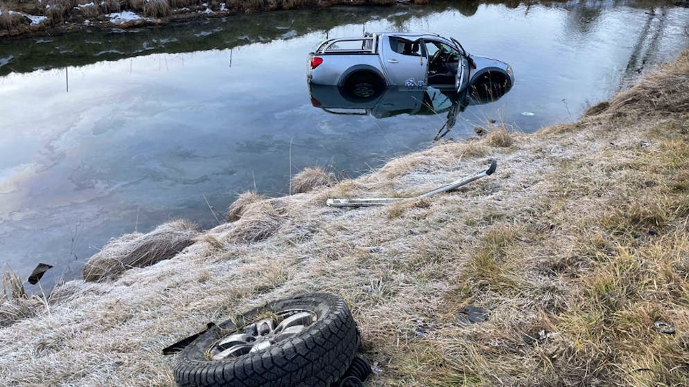 Sils im Engadin. Lieferwagen landet nach Kollision im Inn
