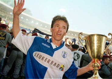 Capitain Mats Gren mit der Meisterpokal auf dem Zuercher Hardturm nach dem letzten Spiel das die Grasshoppers 4:2 gegen Servette Genf gewannen, Zuerich 23. Mai 1998. (KEYSTONE/Walter Bieri)