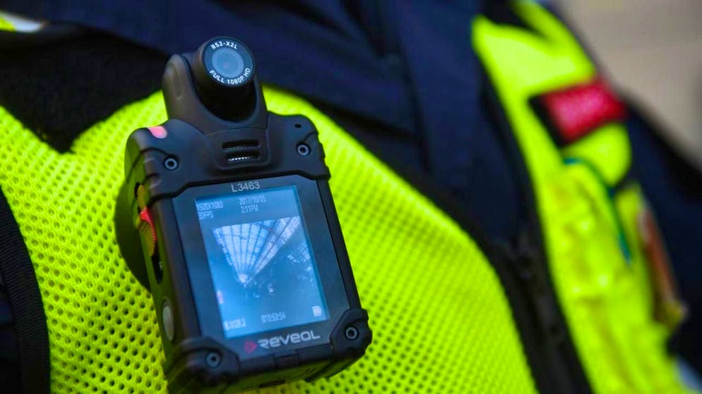 Bodycams are to be part of the basic equipment of police forces in the cantons of Vaud and Valais in future. (symbolic image)