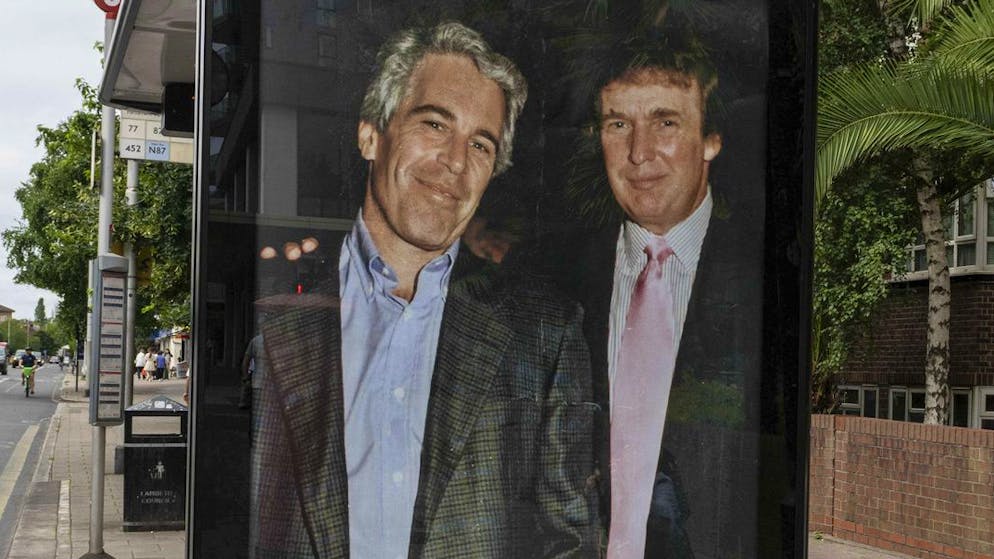 «Dopey Donald». Epstein e Trump, spunta l'ombra del ricatto: il Congresso vuole desecretare tutto