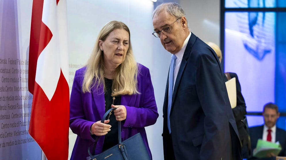 State Secretary Helene Budliger Artieda (l.) and Economics Minister Guy Parmelin (r.) are due to meet US Trade Representative Jamieson Greer for customs negotiations this Thursday. (archive picture)