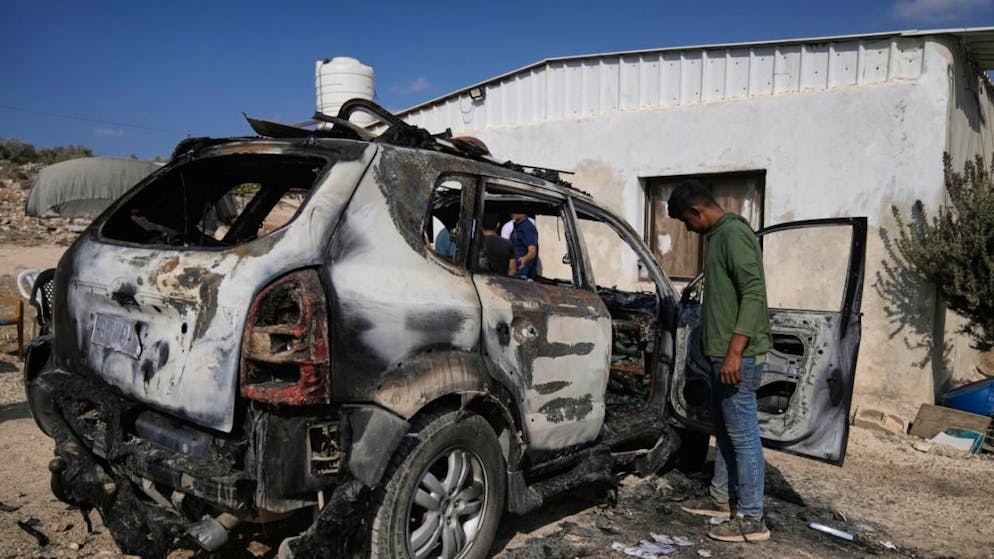 Coloni israeliani hanno appiccato il fuoco a una moschea situata tra le città di Deir Istiya e Kafr Haris, nella Cisgiordania centrale. (Foto archivio)