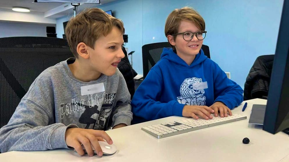 Finally some real work at blue News: Are (left) and Leon in action.