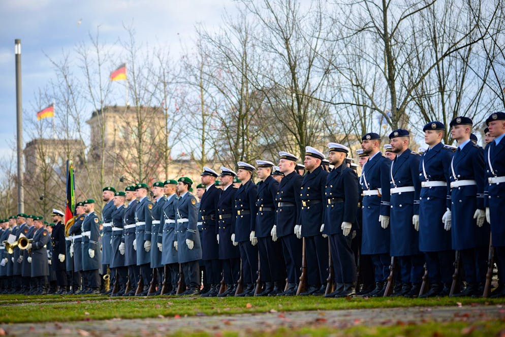 Berlin : des soldats du bataillon de garde de la Bundeswehr assistent à la cérémonie solennelle organisée à l'occasion du 70e anniversaire de la Bundeswehr au Bundesforum, entre le Bundestag allemand et la Chancellerie fédérale, le 12 novembre 2025.