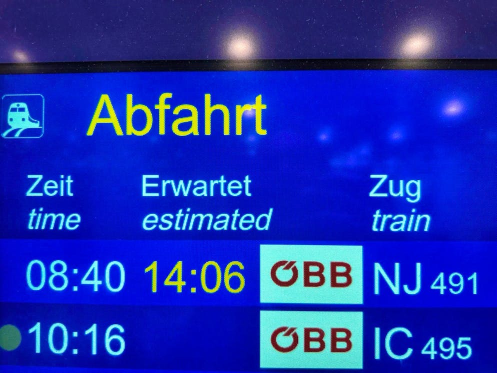 Le journaliste Florian Klenk a photographié le panneau d'affichage des départs à St. Pölten (Ö).