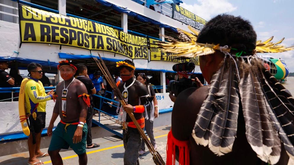 Klimaaktivisten nehmen an einer Veranstaltung des People's Summit (Gipfel der Völker) an der Guajara Bucht in Belem teil, wo die Weltklimakonferenz COP30 stattfindet. Der People's Summit bringt über 1.200 Umwelt-, Klimaorganisationen und Netzwerke aus Brasilien und dem Ausland zusammen. Foto: Tânia Rêgo/Agencia Brazil/dpa - ACHTUNG: Nur zur redaktionellen Verwendung und nur mit vollständiger Nennung des vorstehenden Credits