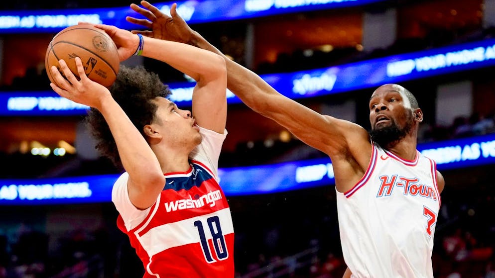 NBA. Clint Capela remporte le «derby suisse» contre Kyshawn George