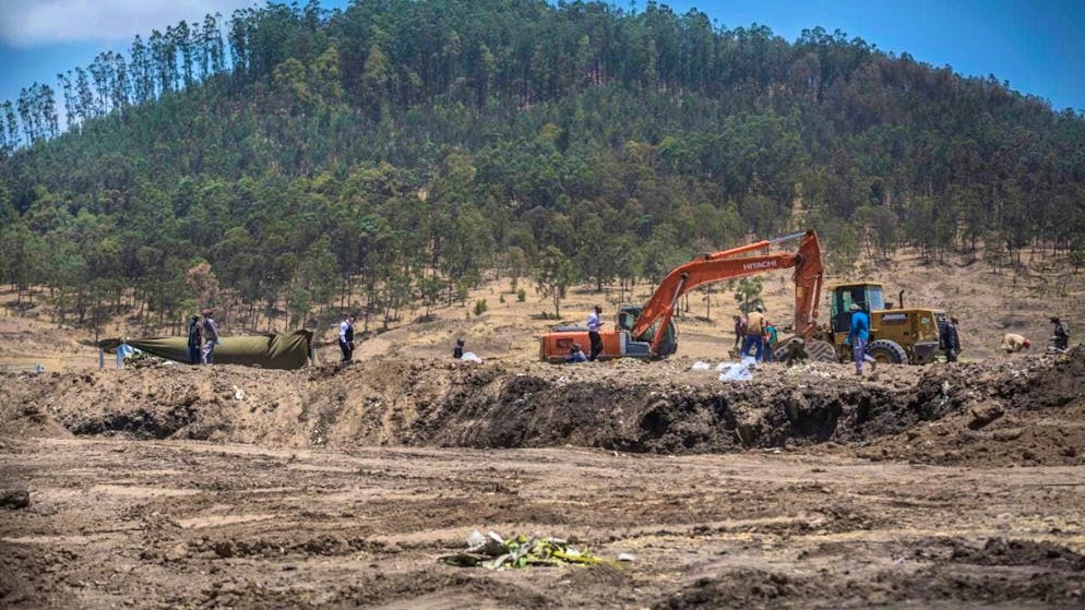 Recovery and investigation work at the crash site of an Ethiopian Airlines Boeing 737 Max that crashed shortly after take-off in March 2019. (archive image)