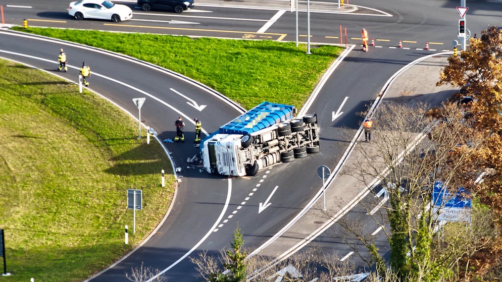 Autobahneinfahrt Oberbüren SG. Mulde war nicht verriegelt – Lastwagen kippt um