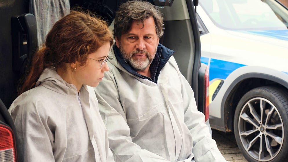 «Tatort» im Check: Das haben Ermittler Berg und sein Schauspieler gemein. Friedemann Berg (Hans-Jochen Wagner) führt seine junge Kollegin Micha Paulus (Luise Aschenbrenner) in die Tatort-Analyse eines erfahrenen Polizisten ein.