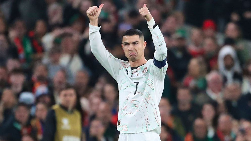 Cristiano Ronaldo verlässt den Platz nach seiner Roten Karte gegen Irland vorzeitig.