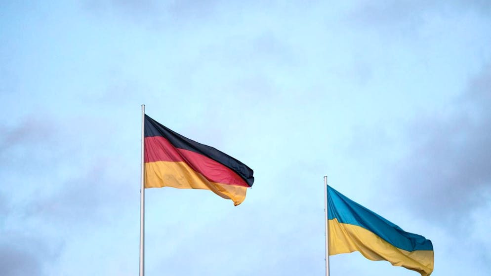 ARCHIV - Eine deutsche (l) und eine ukrainische Flagge wehen im Wind. Foto: Hannes P. Albert/dpa