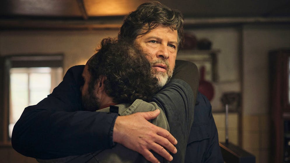 «Tatort» im Check: Das haben Ermittler Berg und sein Schauspieler gemein. Kommissar Berg (Hans-Jochen Wagner, rechts) umarmt seinen Bruder Reini (Felician Hohnloser), der offenbar aus der Psychiatrie abgehauen ist.