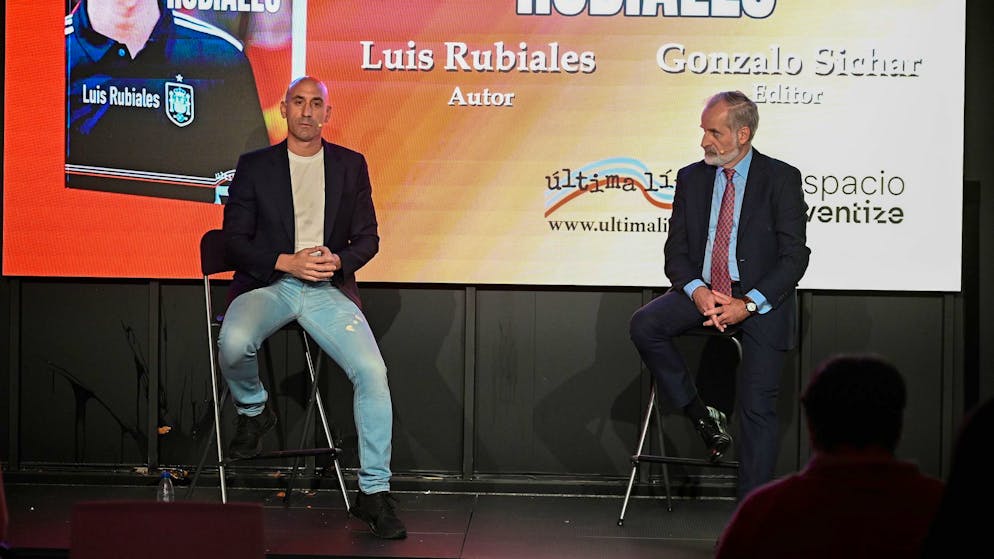 Der frühere spanische Verbandspräsident Luis Rubiales (l) spricht während der Präsentation seines Buches «Matar a Rubiales» (Rubiales killen). Kurz darauf wird er von einem Unbekannten mit Eiern beworfen.