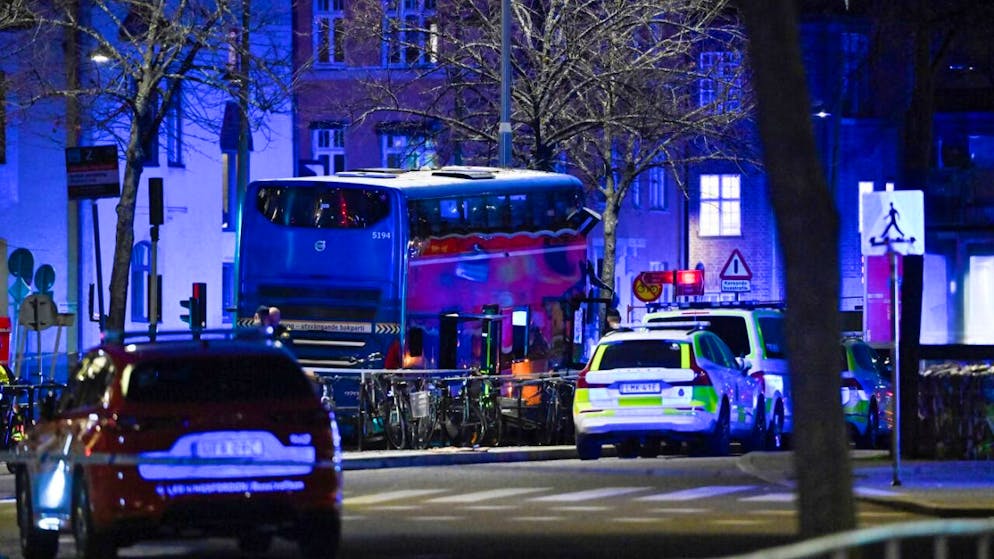 Ein Doppeldeckerbus ist in der schwedischen Hauptstadt in eine Bushaltestelle gekracht. Foto: Henrik Montgomery/TT News Agency via AP/dpa