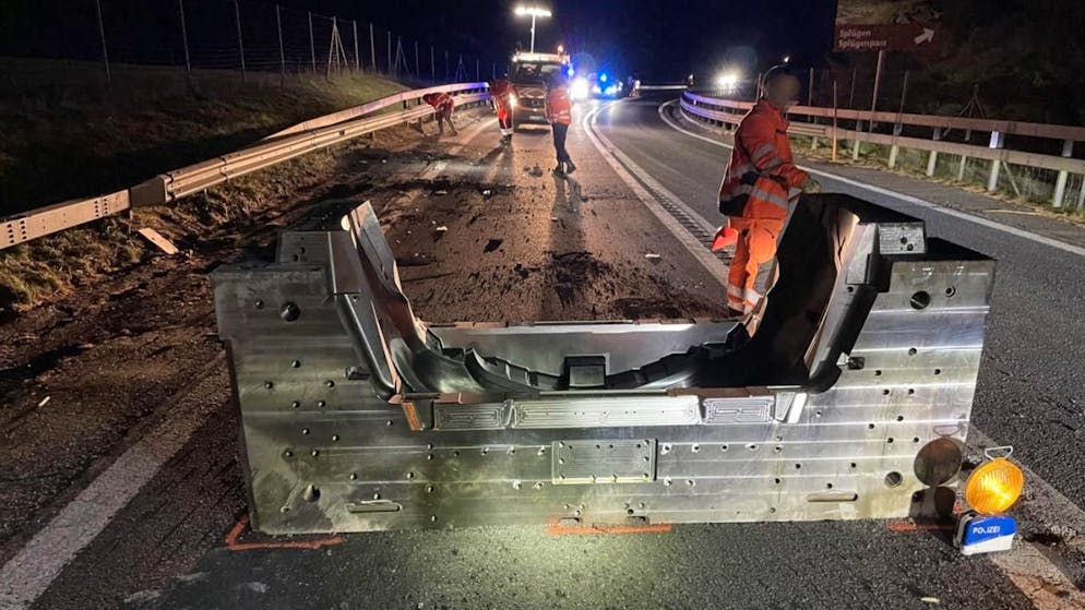 L'elemento in acciaio, stando alla polizia, pesa 12 tonnellate.
