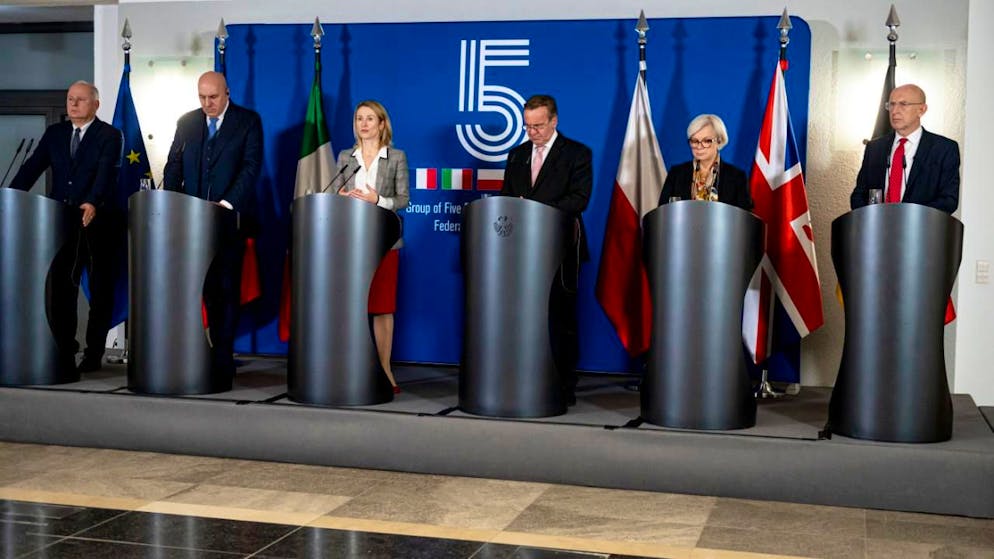 Pawel Zalewski (l-r), Staatssekretär des Polnischen Verteidigungsministeriums, Guido Crosetto, Italienischer Verteidigungsminister, Kaja Kallas, Hohe Vertreterin der EU für Außen- und Sicherheitspolitik, Boris Pistorius (SPD), Bundesminister der Verteidigung, Catherine Vautrin, Französische Verteidigungsministerin, John Healey, Britischer Verteidigungsminister, nehmen an einer Pressekonferenz des Group of Five-Treffen im Verteidigungsministerium teil. Der Verteidigungsminister trifft auf Amtskolleginnen und Amtskollegen aus Frankreich, Großbritannien, Italien und Polen, sowie die Hohe Vertreterin der Europäischen Union. Foto: Fabian Sommer/dpa