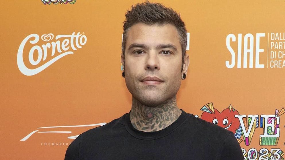 Davanti alla loro sede. Fedez e Marra denunciano: «Due finti poliziotti sono venuti a cercarci. Volevano intimidirci?»
