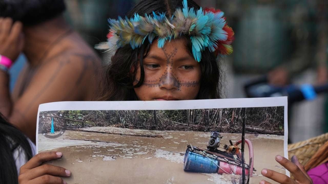 Politics. Indigenous people block access to UN climate summit in Brazil
