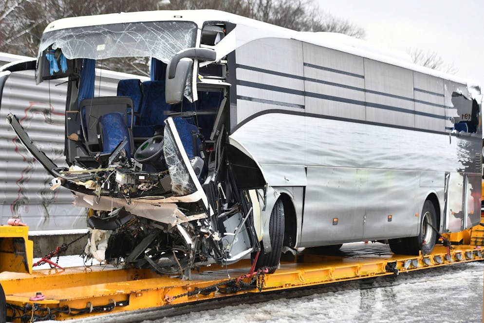 Der Car prallte in die Mauer am Autobahnende. (Keystone/Walter Bieri)