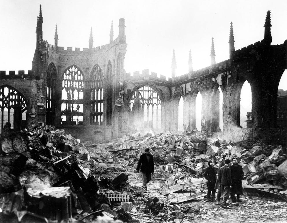 Coventry. La cathédrale de Coventry, l'un des plus beaux exemples d'architecture ecclésiastique du XIVe siècle, est en ruines après un raid aérien allemand le 14 novembre 1940, pendant la Seconde Guerre mondiale. (KEYSTONE/AP/Str)