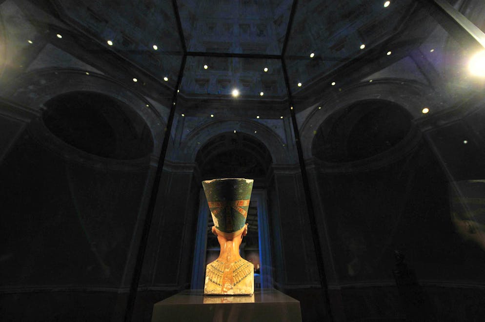 Nefertiti - beauty, power and a mystery of history. A beautiful back can also be enchanting. In the Neues Museum in Berlin, the colorful queen can be admired from all sides. Berliners like to refer to her as the "Mona Lisa of Berlin's Museum Island".