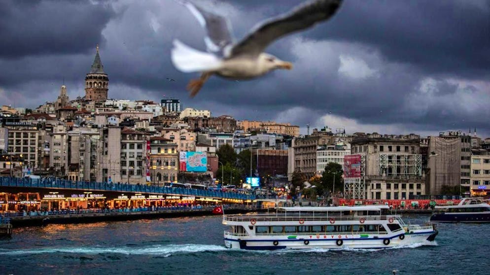 ARCHIVE - A seagull flies in front of the Galata Tower (l) in cloudy weather. Photo: Onur Dogman/SOPA Images via ZUMA Press Wire/dpa