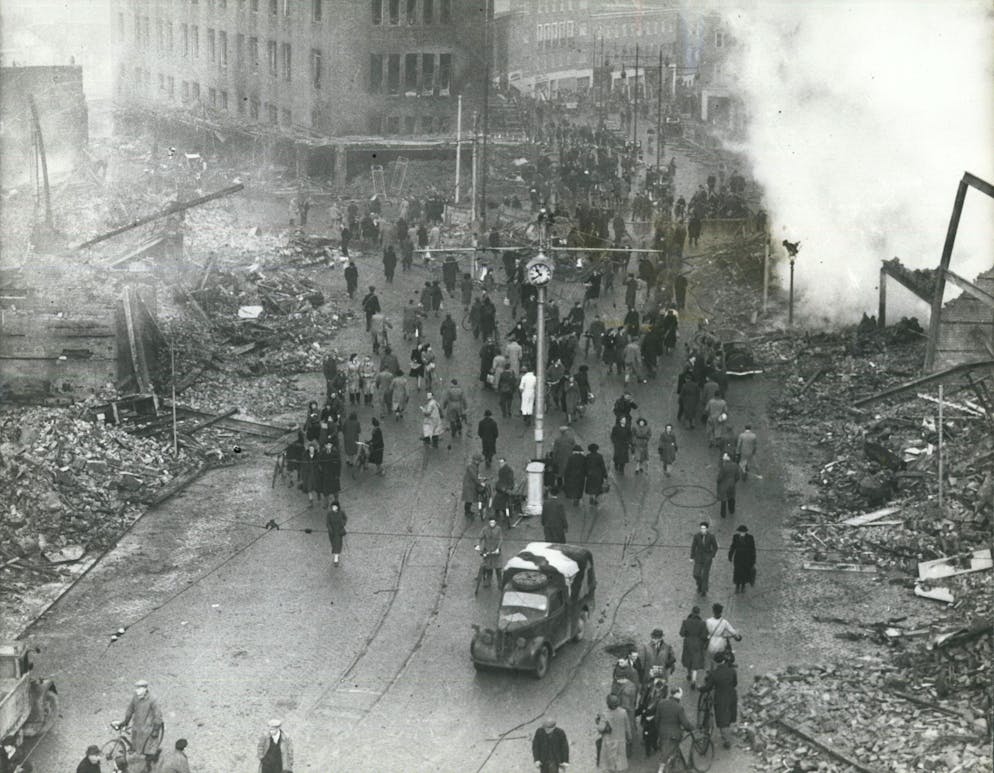 Coventry. Dégâts causés par les bombardements aériens à Coventry : une scène dans le centre de Coventry où se trouvait autrefois un centre commercial très fréquenté, aujourd'hui réduit à un amas de ruines. PUBLICATIONxINxGERxONLY - ZUMAk09