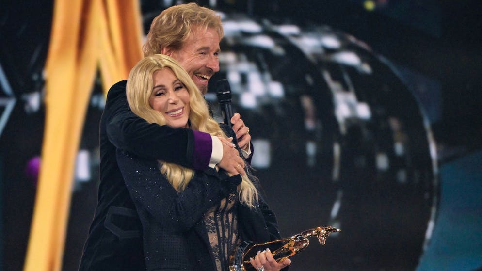 Glamour, Superstars und ein irrlichternder Thomas Gottschalk - Gallery. Cher (l.) wird von Thomas Gottschalk umarmt, nachdem sie einen Bambi in der Kategorie Legende  erhalten hat. Mit seinem Auftritt sorgte Gottschalk für Irritationen.