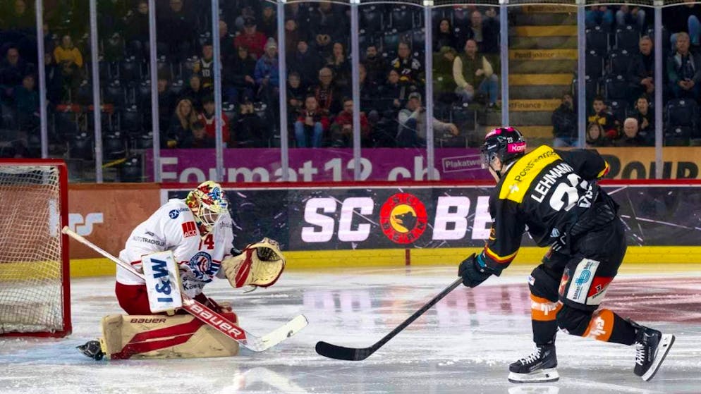 Winner in the crisis duel: SC Bern with forward Marco Lehmann (right) prevailed against the Rapperswil-Jona Lakers with goalie Ivars Punnenovs.