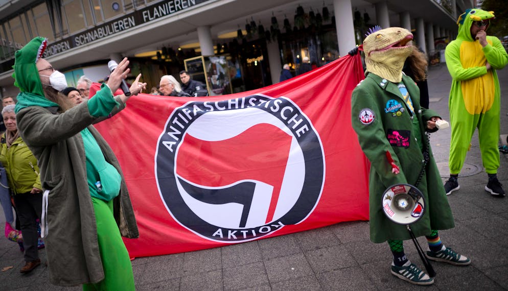 Le mouvement «antifa», pour «antifasciste», s'apparente davantage à une mouvance qu'à un groupe organisé. C'est un terme généralement associé à une frange de l'extrême gauche, souvent évoqué par la droite et l'extrême droite à propos des violences dans les manifestations.