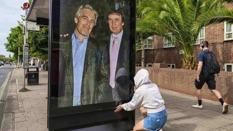 Esistono diverse foto di Jeffrey Epstein e Donald Trump. Nel luglio 2025, alcuni attivisti hanno affisso un manifesto a Londra.