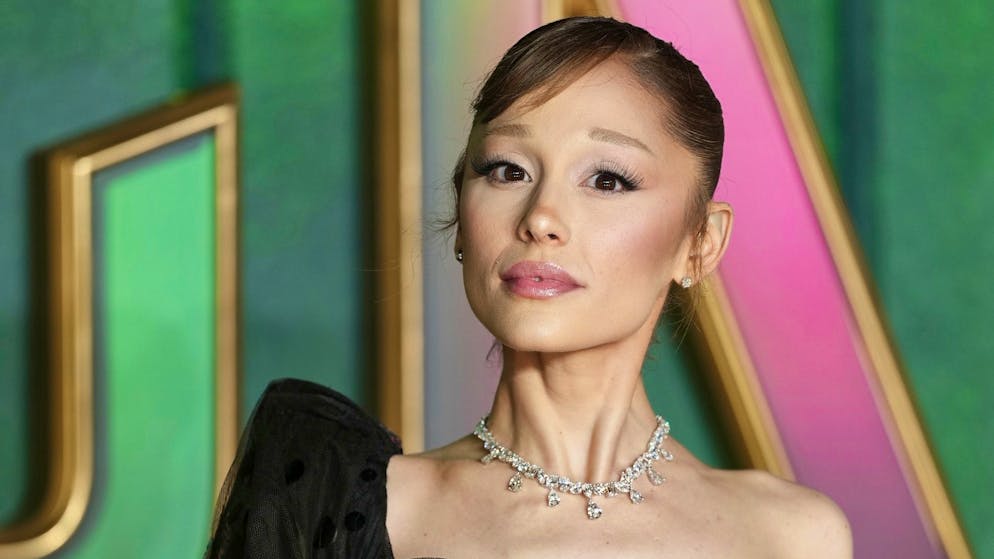 Ecco il video. Un fan si lancia su Ariana Grande, attimi di panico alla première di Wicked