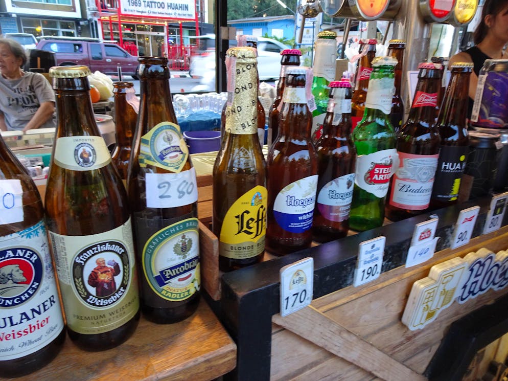 Nach Kritik aus der Tourismusbranche erlaubt Thailand zwischen 14 und 17 Uhr wieder den Verkauf von Alkohol.