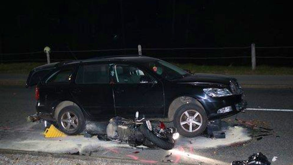 Serious injury in Appenzell. 46-year-old motorcyclist trapped under car and dragged along