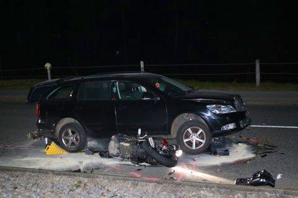 Der Motoradfahrer wurde vom Auto mehrere Meter mitgeschleift.