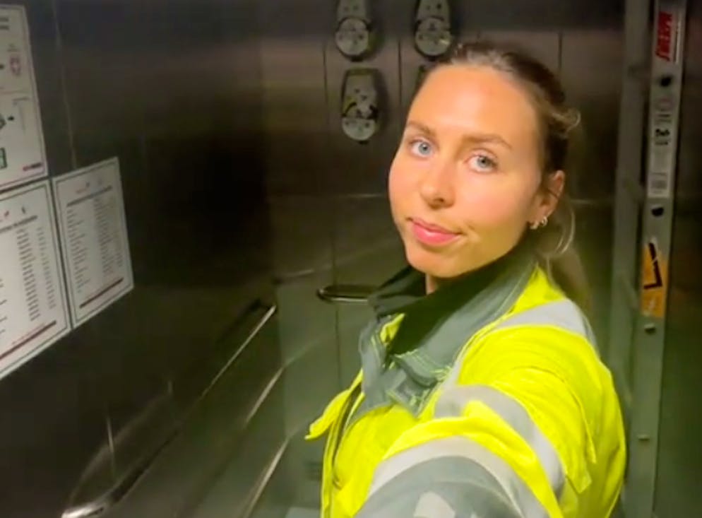 Amalie arbeitet auf einer Ölplattform. 