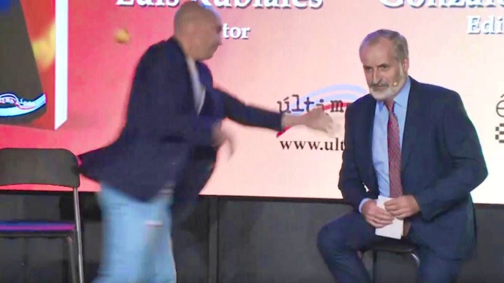 Ecco chi era l'aggressore. Lancio di uova contro Luis Rubiales, lo spagnolo si scaglia contro l'aggressore