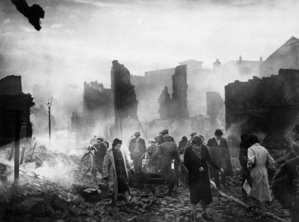 Coventry. Après le bombardement nocturne de Coventry Une image étonnante à Coventry où l'on voit des piétons se frayer un chemin à travers les rues bombardées de la ville au lendemain du bombardement, le 14 novembre 1940. 