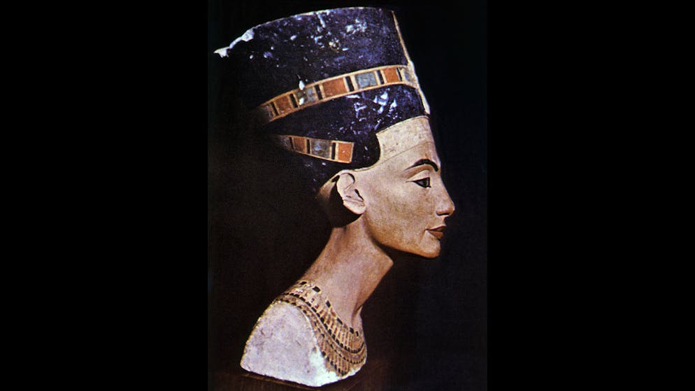 Die Nofretete – Schönheit, Macht und ein Rätsel der Geschichte. Königin Nofretete, hier auf einer seltenen, alten Farbaufnahme, ging bei der bis heute umstrittenen Fundaufteilung am 20. Januar 1913 an die deutschen Ausgräber und wurde postwendend nach Berlin verschifft.