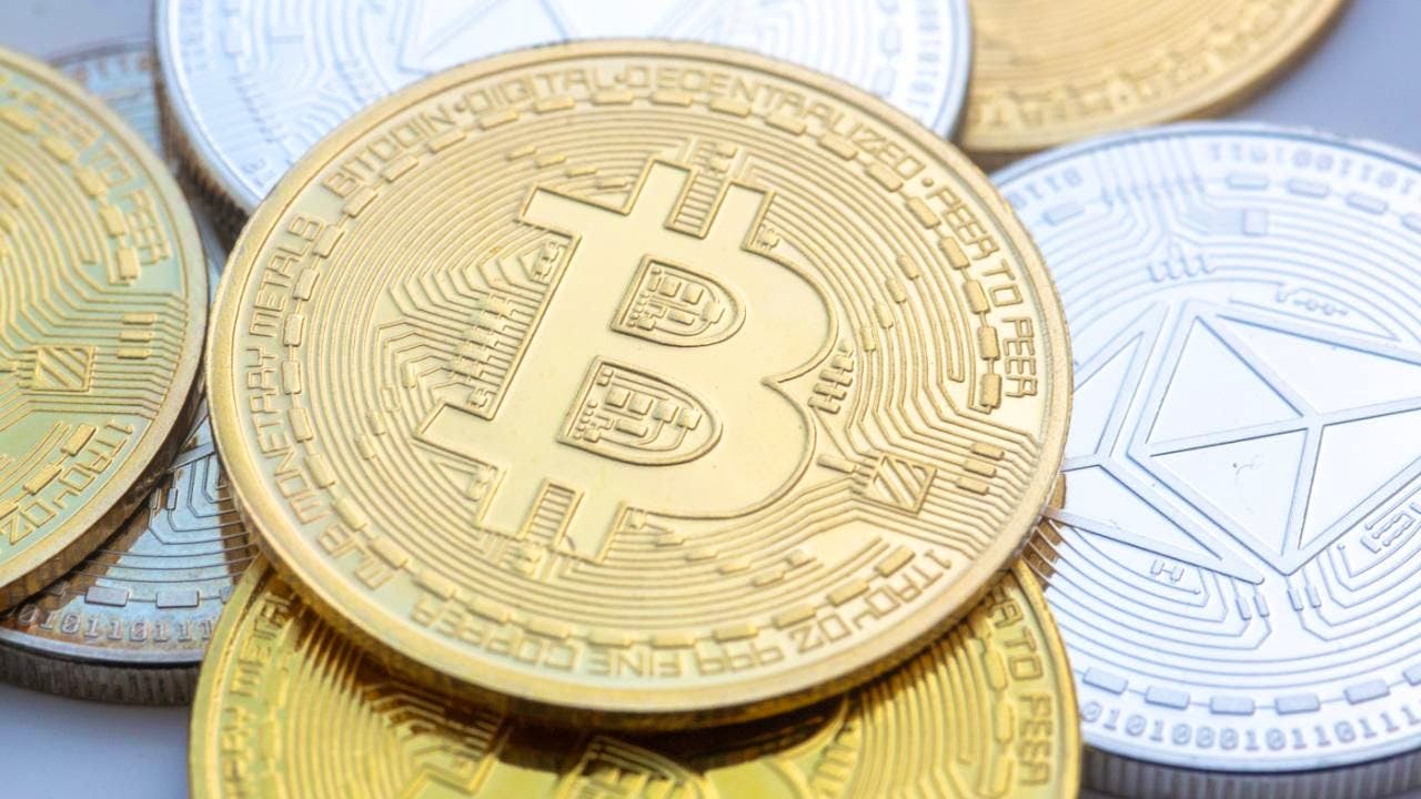 Criptovalute. Bitcoin scende sotto 100.000 dollari: shutdown USA gela investitori