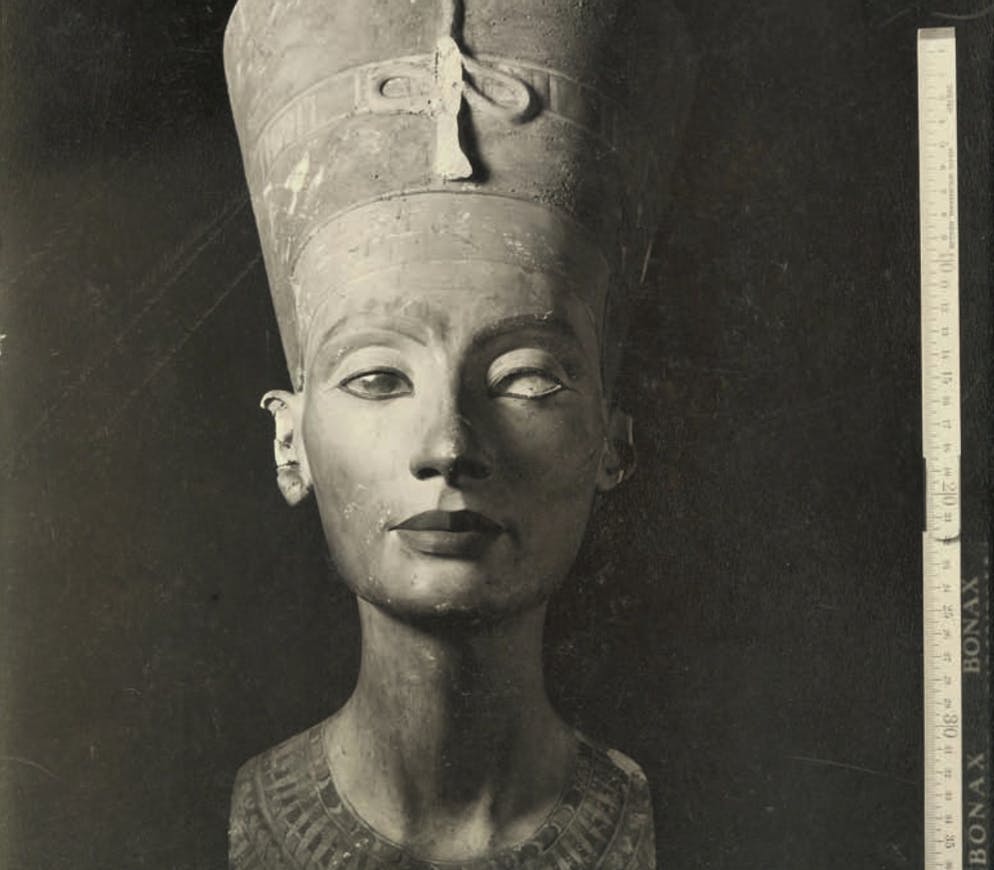 Die Nofretete – Schönheit, Macht und ein Rätsel der Geschichte. Schwarzweiss-Fotografie der Nofretete, Dezember 1912. Die aufwendige Glasplattenentwicklung verlangte von den Fotografen höchste Präzision und Ausdauer. Die Objektaufnahmen entstanden als 18 × 24 cm grosse Abzüge.