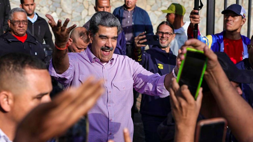 Der venezolanische Präsident Nicolas Maduro begrüßt seine Anhänger in Caracas. Foto: Jesus Vargas/dpa