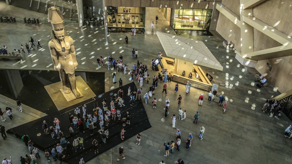 Die Nofretete – Schönheit, Macht und ein Rätsel der Geschichte. Das neu eröffnete Grand Egyptian Museum bei den Pyramiden von Gizeh – hier würde Nofretete im Falle einer Rückkehr wohl einen ebenso prominenten Platz erhalten.