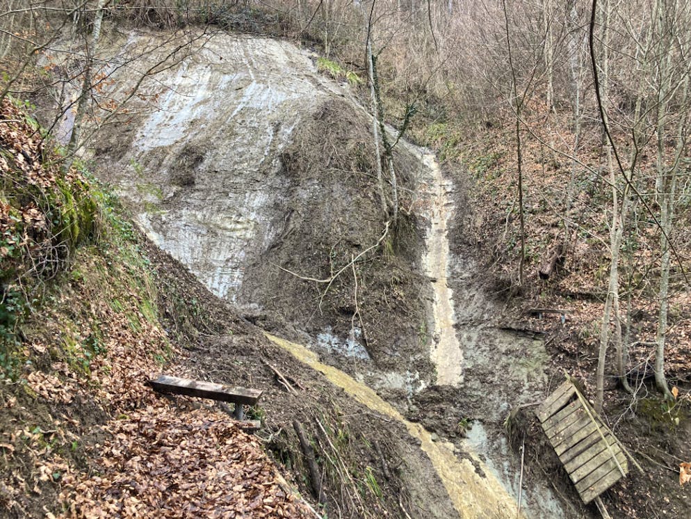 Holzsteg bei Hangrutsch zerstört: Mehr als 70 Schweizer Wanderwege sind wegen Naturereignissen oder drohender Gefahren nicht mehr passierbar.